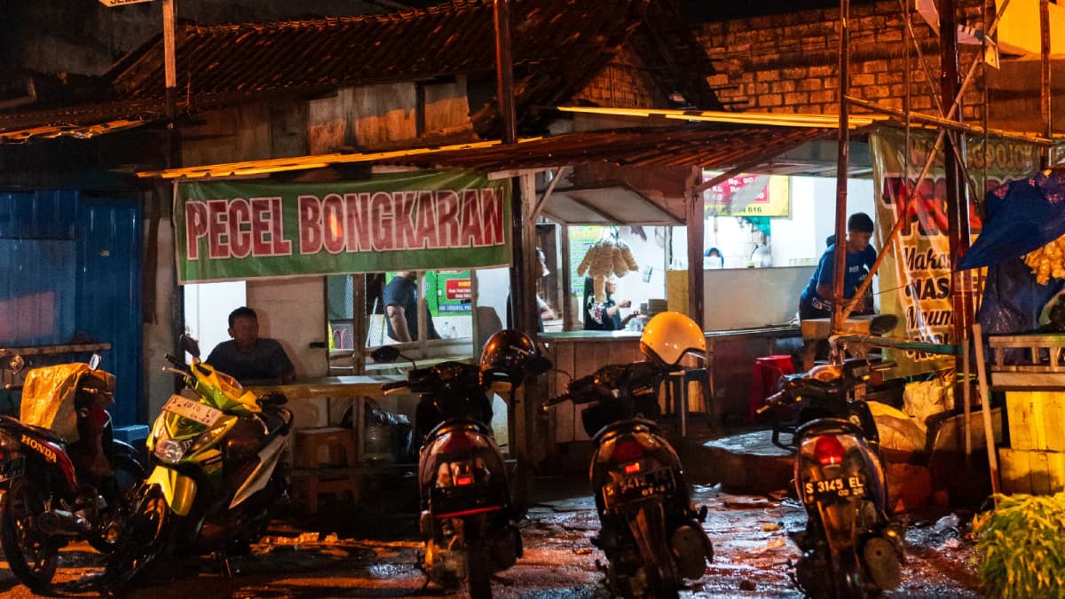 Pecel Pojok Bongkaran: A Midnight Flame in Tuban